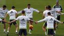 Sejumlah pemain Real Madrid berlatih jelang laga La Liga melawan Celta Vigo di Madrid, Spanyol, Jumat (23/10/2015). (EPA/Mariscal)