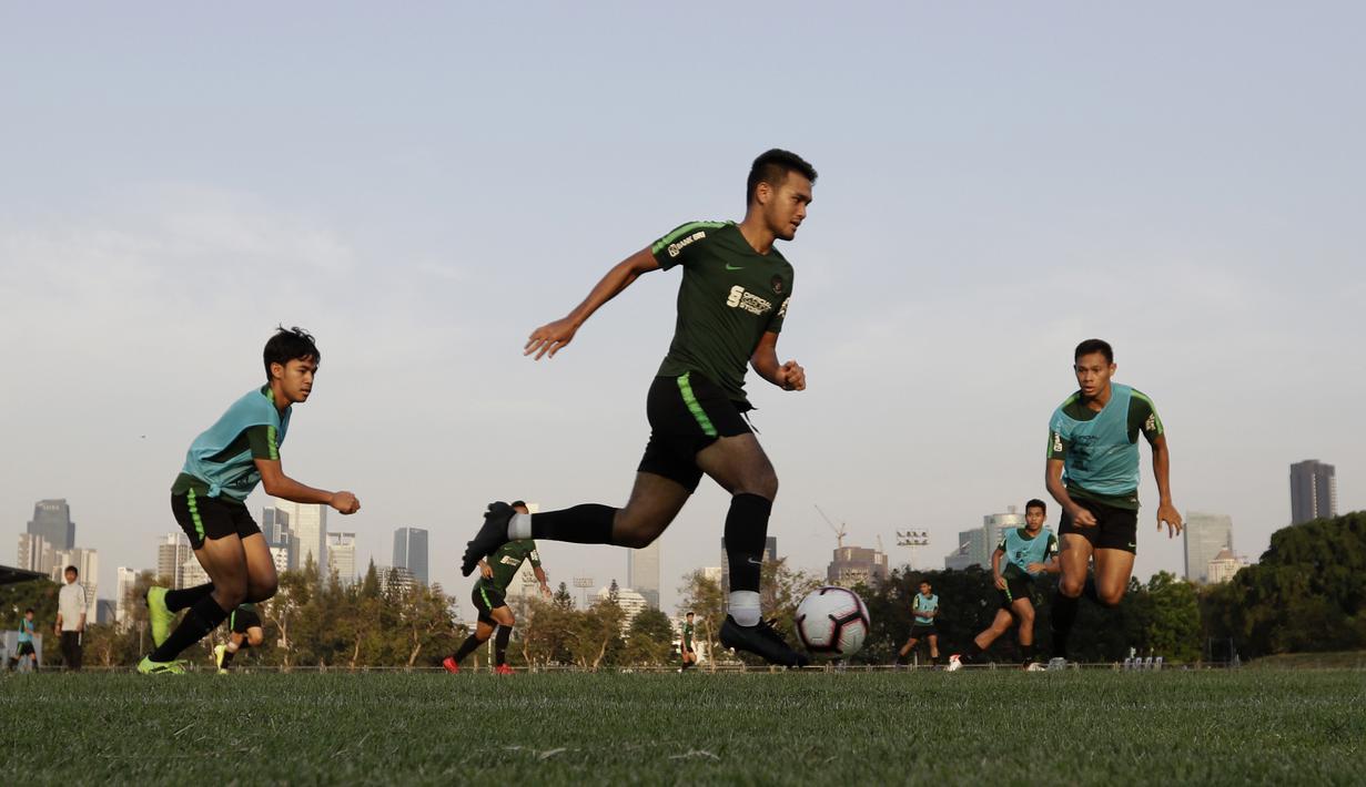 Pemain Timnas Indonesia U-22, Muhammad Rafli, menggiring bola saat latihan di Lapangan G, Senayan, Jakarta, Sabtu (5/10). Latihan ini merupakan persiapan menjelang SEA Games 2019. (Bola.com/Yoppy Renato)