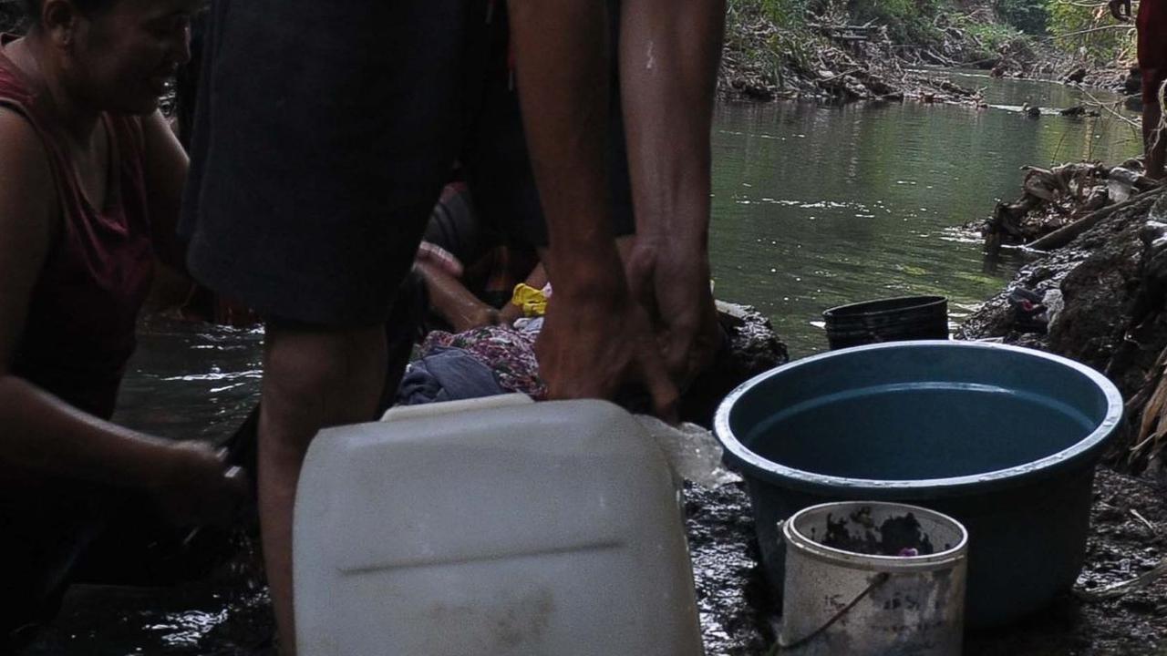 Warga terpaksa mandi dan mencuci di Kali Chioe dikarenakan sumber air di sumur rumahnya mulai mengering meskipun sudah di tambah kedalaman sumur bor.