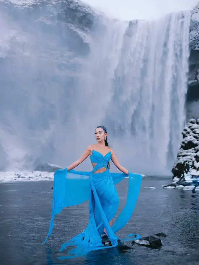 Potret Totalitas Olivia Tan Tampil Anggun Jadi Elsa Frozen di Iceland, Pakai Gaun Tanpa Lengan di Suhu -10 Derajat Celsius