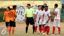 Pesepakbola Persipasi Bandung Raya (PBR) dan Villa 2000 bersitegang saat laga uji coba di StadionLebakBulus Jakarta, Sabtu (22/8/2015). Uji tanding ini merupakan persiapan PBR menghadapi turnamen Piala Presiden 2015. (Liputan6.com/Helmi Fithriansyah)