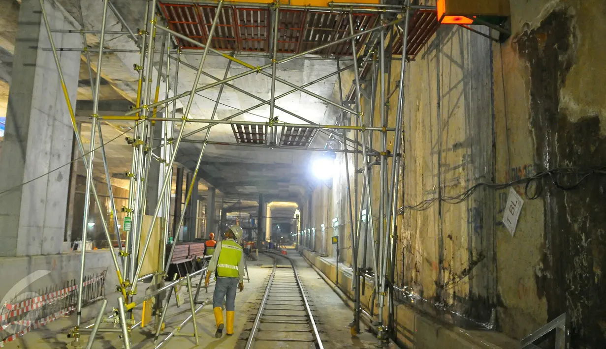 Aktivitas proyek pembangunan MRT di Jakarta, Rabu (14/12). Penambahan itu karena pihak MRT Jakarta melakukan beberapa perubahan desain konstruksi. (Liputan6.com/Angga Yuniar)