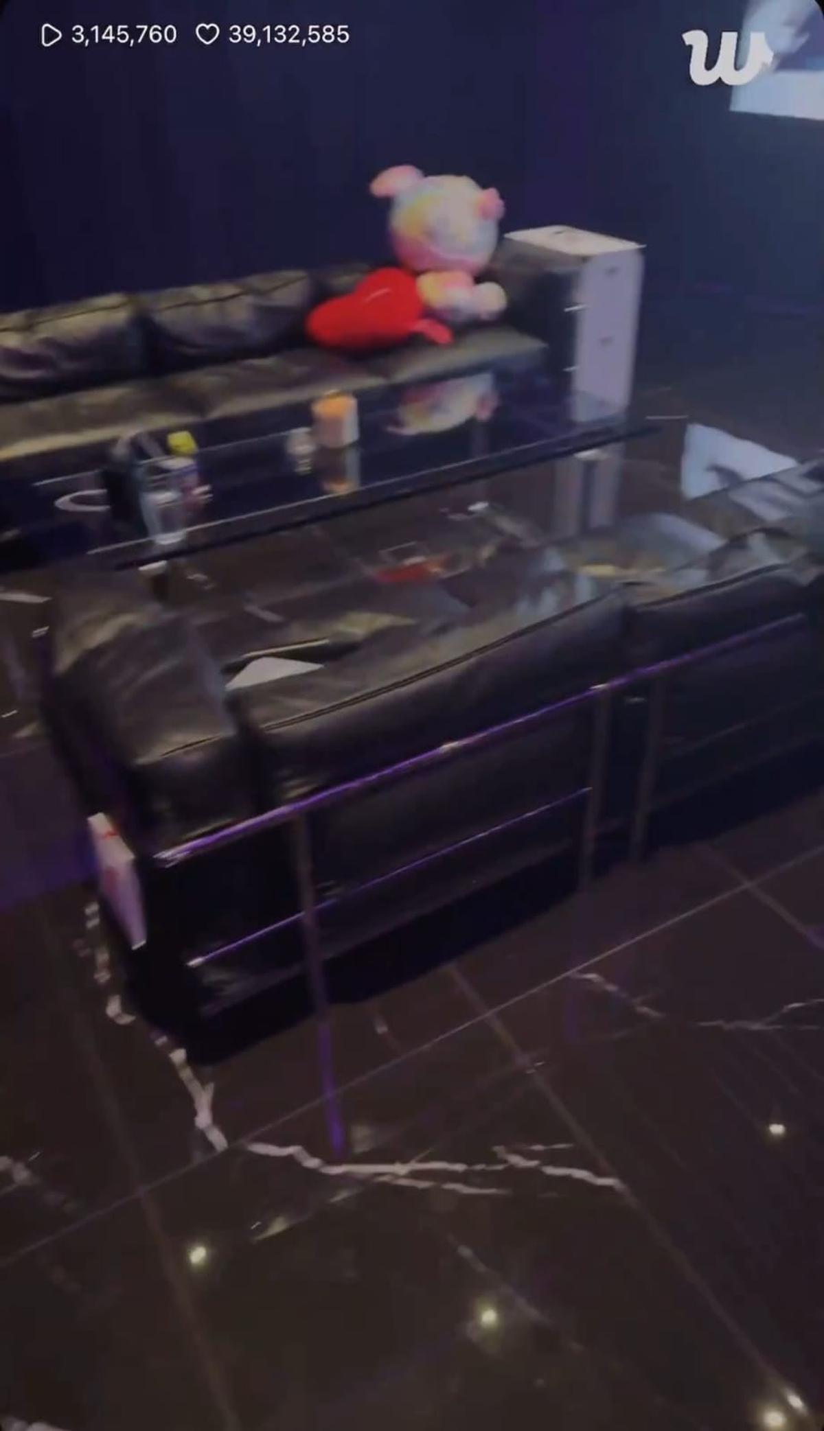 Jungkook BTS Pamer Ruangan Karaoke di Rumah Baru saat Live