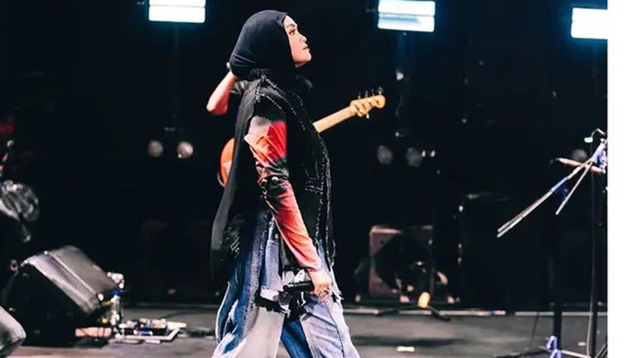 Salma Salsabil Tampil Menawan di Pestapora 2025, Umumkan Kelahiran Anak Pertama