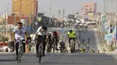 Peserta saat mengayuh sepeda saat balapan lokal, di jalan tepi laut di Kota Gaza, Rabu (30/6/2021).  Ratusan orang ikut dalam balapan sepeda di Gaza pada Rabu, yang diselenggarakan oleh Federasi Bersepeda Palestina. (AP Photo/Adel Hana)