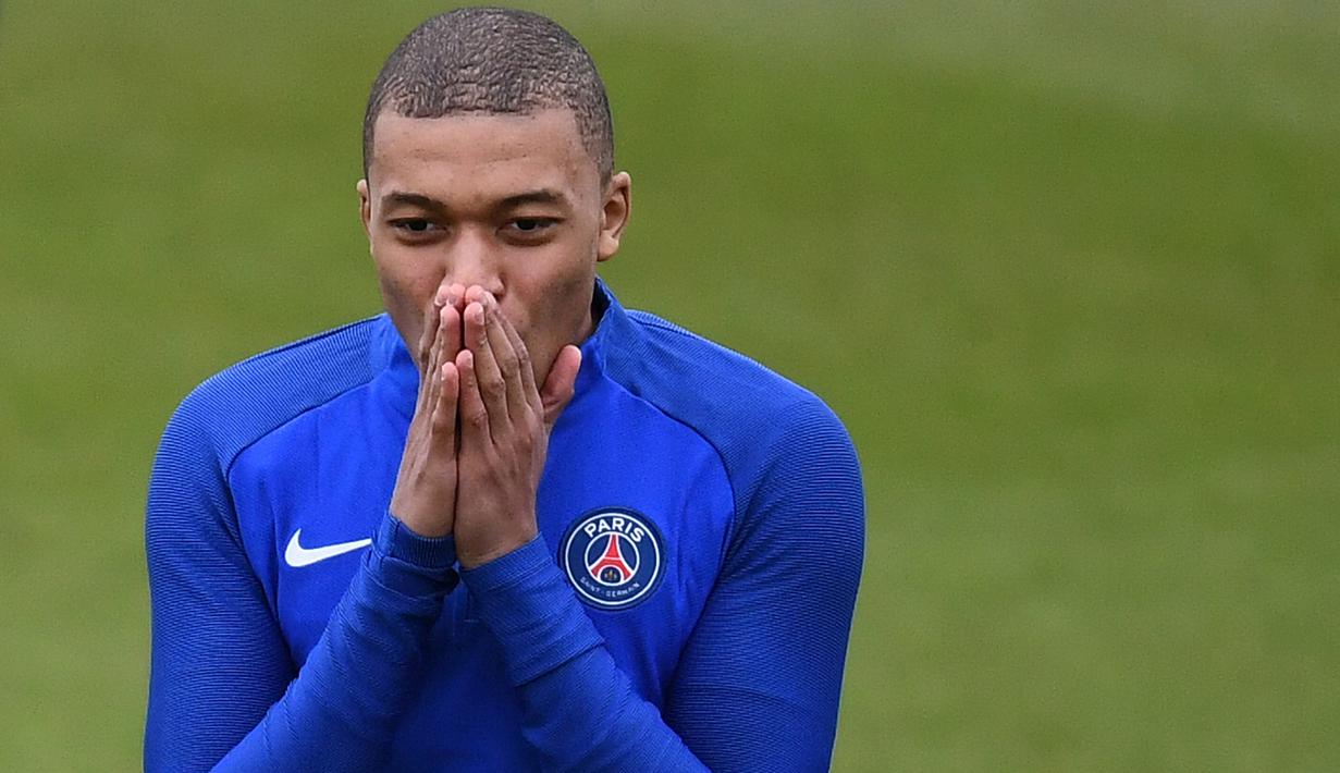 Ekspresi pemain PSG, Kylian Mbappe saat mengikuti latihan jelang  leg kedua Liga Champions melawan Real Madrid di Ooredoo training center, Saint-Germain-en-Laye,Paris, (5/3/2018). Leg pertama PSG kalah 1-3. (AFP/Franck Fife)