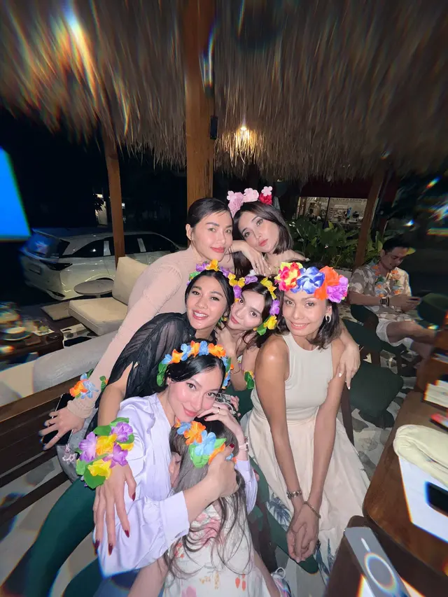 7 Potret Ulang Tahun Eva Anindita ke-39, Rayakan Bareng Sahabat di Bali