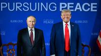 Presiden Rusia Vladimir Putin dan Presiden Amerika Serikat Donald Trump bertemu di Anchorage, Alaska, Jumat (16/8/2025) (Dok. X/White House).