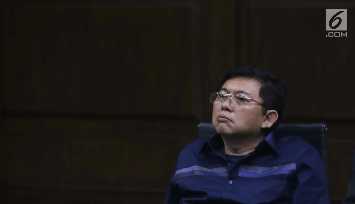 Terdakwa dugaan menghalangi proses penyidikan KPK terhadap Eddy Sindoro, Lucas saat menjalani sidang di Pengadilan Tipikor Jakarta, Kamis (10/1). Sidang mendengar keterangan saksi termasuk penyidik KPK, Novel Baswedan. (Liputan6.com/Helmi Fithriansyah)
