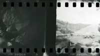 Pameran Door To The River di galeri Sanggar Olah Seni Babakan Siliwangi yang menampilkan foto-foto hitam-putih Sungai Citarum dan Sungai Cikapundung hasil kamera lubang jarum. (Foto: Istimewa)