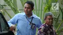 Petugas Pemeriksa Pajak Wilayah Maluku-Papua Sulimin Ratmin (batik) digiring petugas setibanya di gedung KPK, Jakarta, Kamis (4/10). Sulimin Ratmin terjaring OTT KPK di Ambon dan Papua terkait dengan pengurangan pembayaran pajak. (Merdeka.com/Dwi Narwoko)