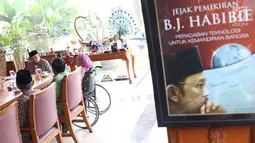 Presiden RI ke-3 BJ Habibie (kiri) saat melakukan silaturahmi dengan sejumlah tokoh bangsa dan tokoh gerakan suluh kebangsaan di kediamannya, Jakarta, Rabu (1/5/2019). Silaturahmi membahas kemajuan dan arah masa depan bangsa Indonesia. (Liputan6.com/Helmi Fithriansyah)