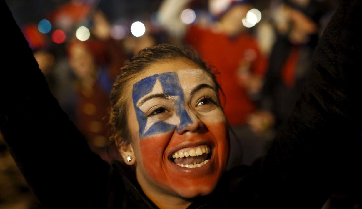 Ekspresi seorang gadis Cile setelah timnya melaju ke semifinal Copa America 2015. (Reuters)