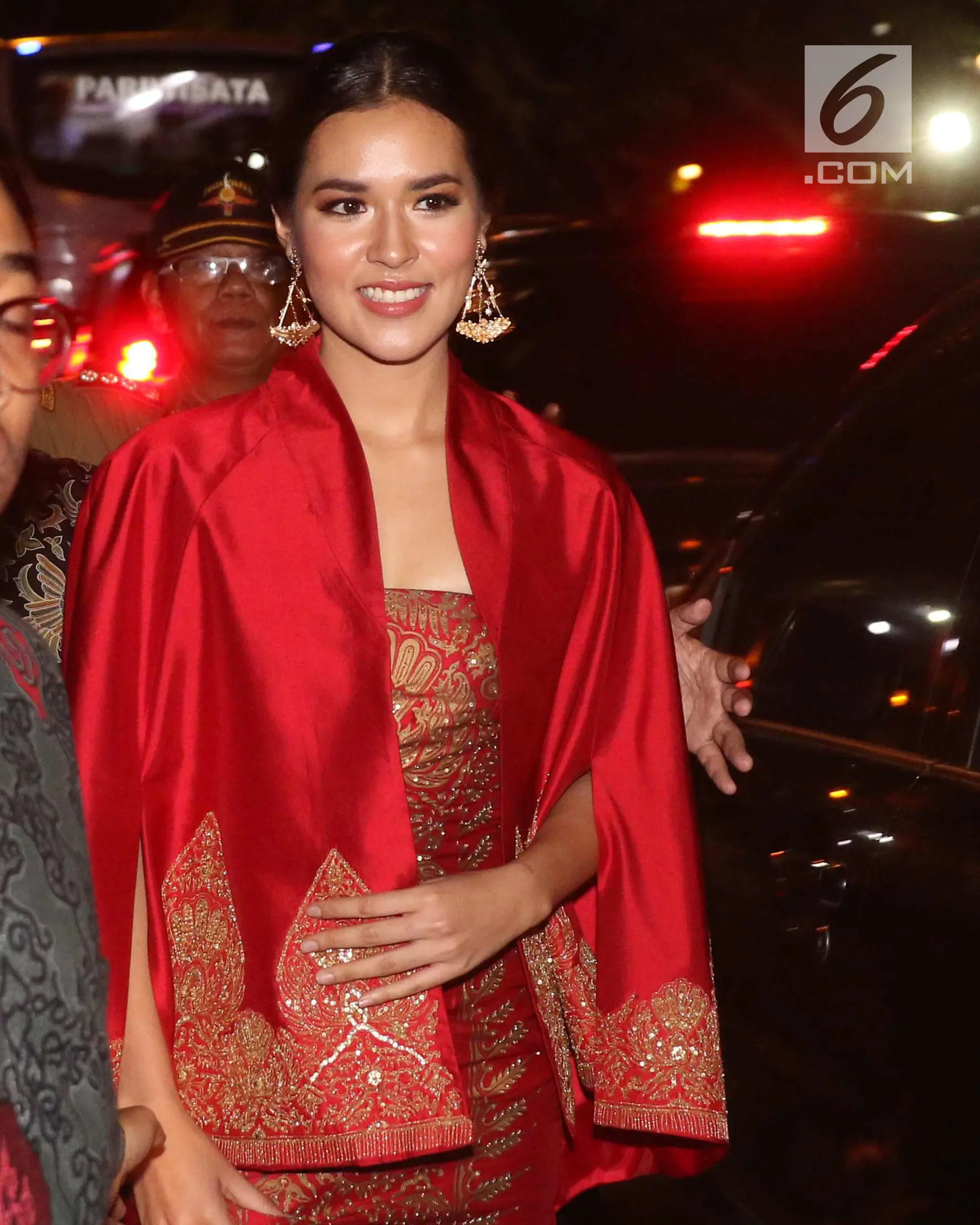 Penyanyi Raisa menghadiri resepsi pernikahan putri Presiden Jokowi, Kahiyang Ayu dan Bobby Nasution di Gedung Graha Saba Buana, Solo, Rabu (8/11). Raisa hadir dengan mengenakan dress batik bernuansa merah keemasan. (Liputan6.com/Angga Yuniar)