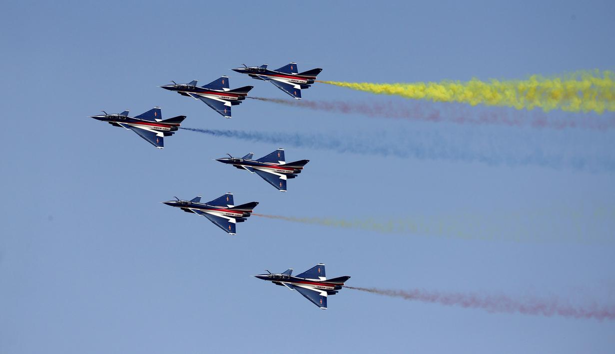 Jet tempur Tiongkok melakukan atraksi udara dalam acara Zhuhai Air Show, di Provinsi Guangdong, Tiongkok, Selasa (1/11). Tiongkok diprediksi akan mengambil alih posisi AS sebagai pasar penerbangan top dunia dalam dekade berikutnya. (REUTERS/ China Daily)