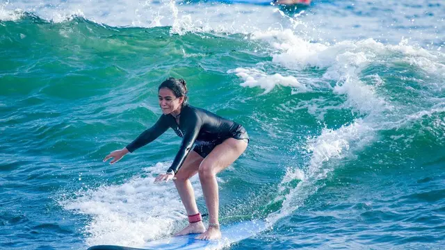 Sahila Hisyam lakoni olahraga surfing (Instagram/sahilahisyam)
