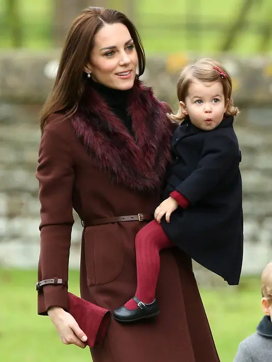 Ini adalah hari Natal kali kedua untuk Puteri Charlotte. Kayaknya ia dan Kate Middleton senang baget memakai baju dengan warna yang senada ya! (Getty Images/Cosmopolitan)