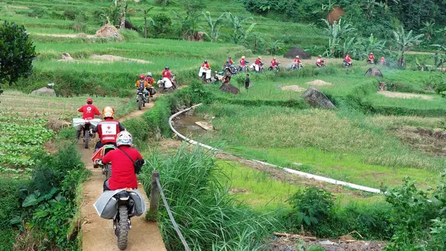 Penyaluran bantuan untuk korban gempa Cianjur di daerah pelosok menggunakan motor trail oleh PMI. (Dok. PMI DKI Jakarta)