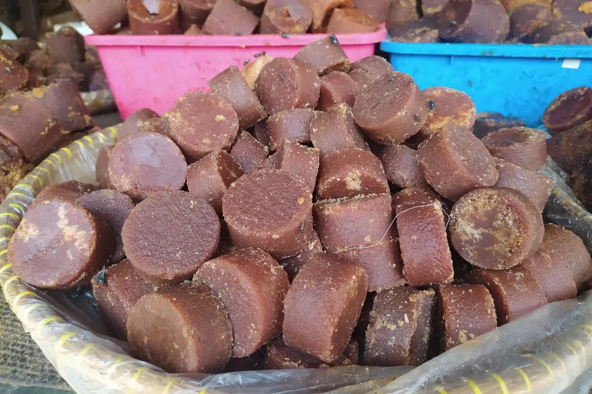 Banyaknya kebutuhan serta menipisnya persediaan akibat musim hujan yang panjang, membuat harga gula aren di Garut, Jawa Barat, beranjak naik.