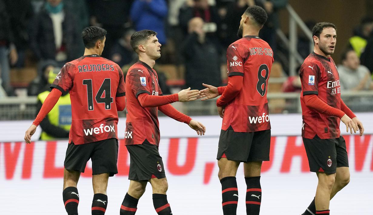 AC Milan berhasil memantapkan posisinya di peringkat ketiga klasemen sementara Serie A Liga Italia 2023/2024 menjelang pergantian tahun setelah menang tipis 1-0 atas Sassuolo pada laga pekan ke-18 di San Siro Stadium, Milan, Sabtu (30/12/2023) malam waktu setempat atau Minggu (31/12/2023) dini hari WIB. Gol tunggal Rossoneri dicetak lewat aksi Christian Pulisic pada menit ke-59. Mengoleksi 36 poin, AC Milan tertinggal 7 poin dari sang runner-up, Juventus dan berjarak 9 poin dari sang pemuncak klasemen, Inter Milan. (AP Photo/Antonio Calanni)