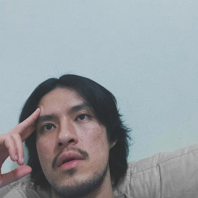 6 Potret Terbaru Morgan Oey dengan Rambut Gondrong dan Kumis Tebal, Makin Macho