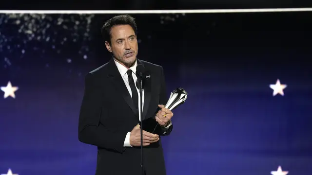 Robert Downey Jr. dalam Critics Choice Awards 2024. (AP Photo/Chris Pizzello)