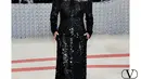 Tampil bling bling gothic, Stephanie Hsu memadukan kemeja putih dengan dress penuh payet hitam. [@officialmetgala]