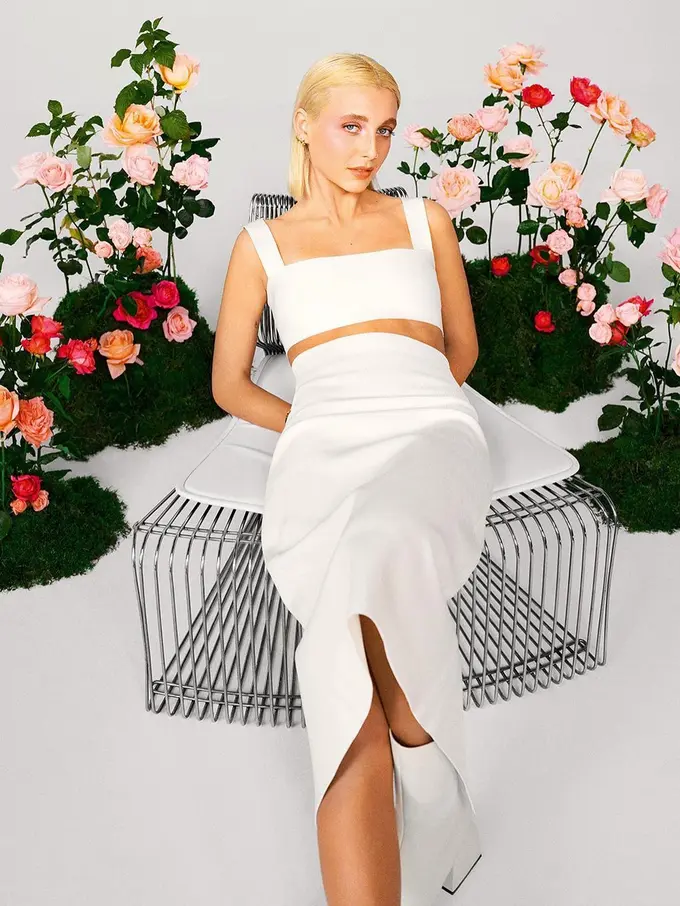 Gaya Smart Look Emma Chamberlain yang Jadi Wajah Baru Lancome