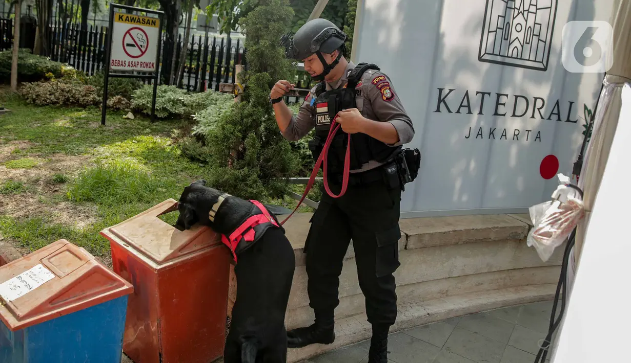 Unit K9 mengerahkan anjing pelacak untuk menyisir area di Gereja Katedral, Jakarta, Selasa (24/12/2019). Penyisiran dilakukan untuk memastikan keamanan serta membuat jemaat kusyuk beribadah saat misa Natal pada pukul 17.00 WIB, 20.00 WIB, dan 22.00 WIB. (Liputan6.com/Faizal Fanani)