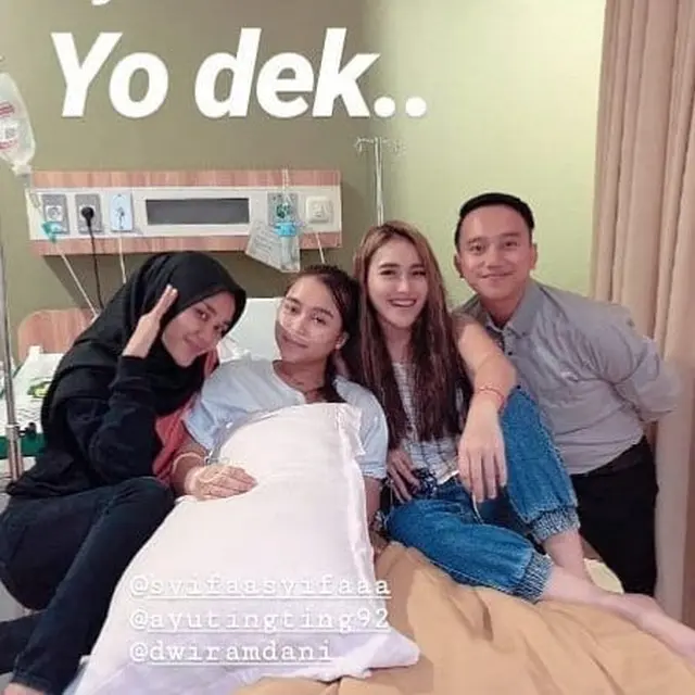 6 Momen Ayu Ting Ting Jaga Adiknya yang Terbaring di Rumah Sakit