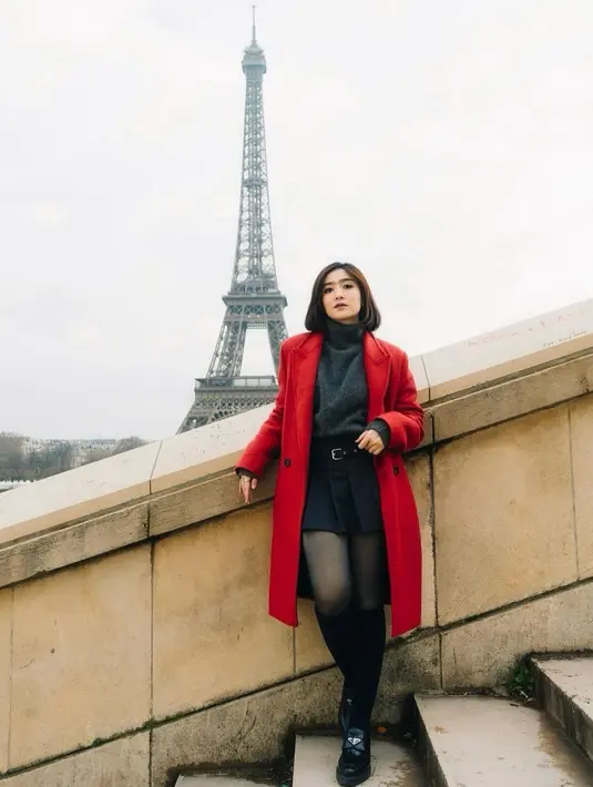 Febby Rastanty juga sempat berlibur ke Paris, Prancis. Melalui media sosialnya, dia tampil menawan dengan inner dan short skirt hitam yang dipadukan long outer berwarna merah