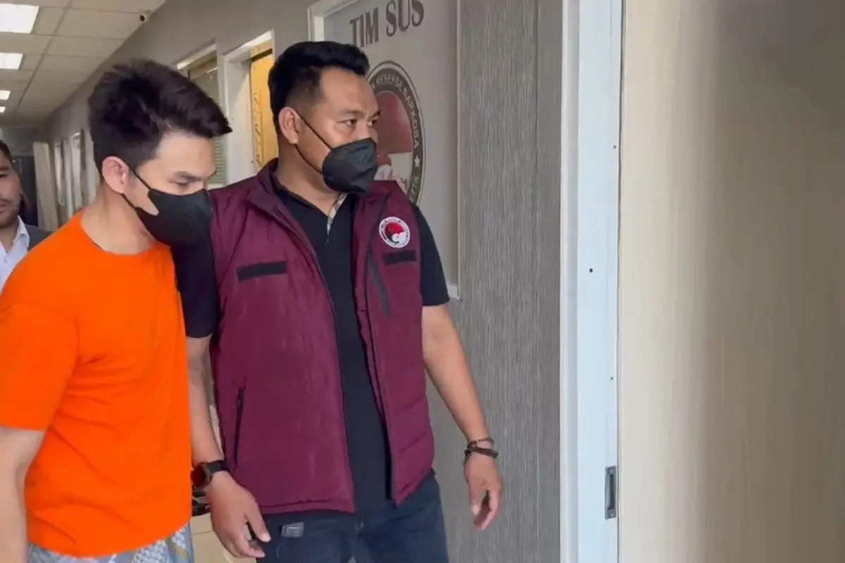 Setelah menjalani serangkaian pemeriksaan, artis Jonathan Frizzy (JF) alias Ijonk, tidak ditahan atas kasus penyalahgunaan obat keras etomidate di dalam vape.