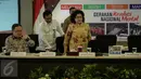 Menkes Nila Farid Moeloek (kanan) bersama Kepala Bappenas, Bambang Brodjonegoro bersiap mengikuti rapat tingkat Menteri di Kementerian Kemenko PMK) Jakarta, Kamis (30/3). Rapat membahas pengendalian Defisit DJS Kesehatan. (Liputan6.com/Faizal Fanani)