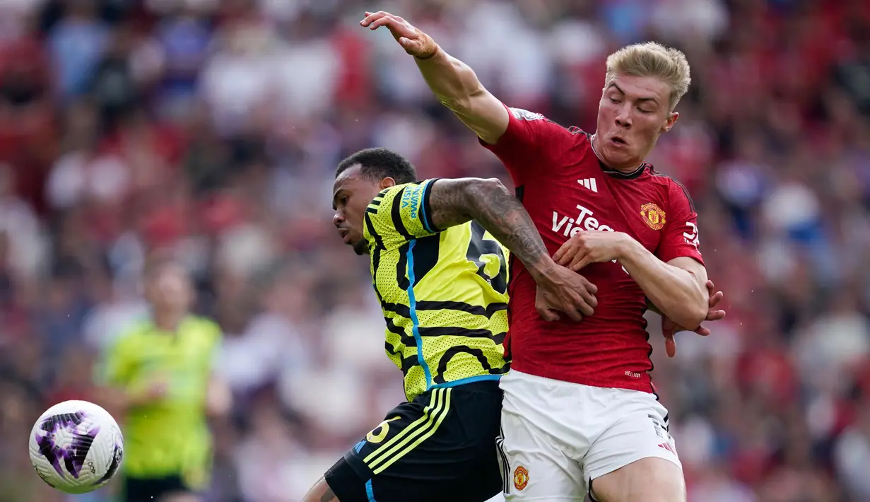 Berlaga di kandang sendiri, The Red Devils tampil ngotot dan menyerang. (AP Photo/Dave Thompson)