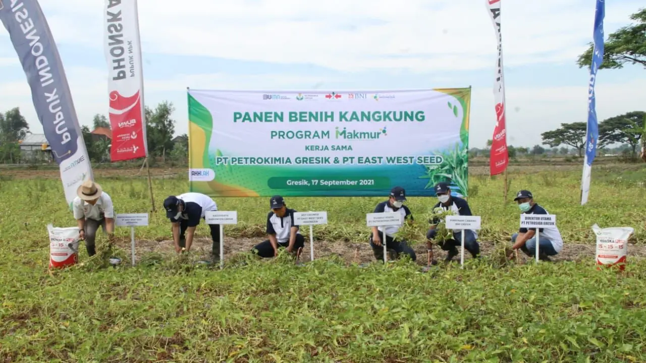 Program Makmur yang diinisasi oleh Pupuk Indonesia dan dijalankan oleh seluruh anggota holding, termasuk Petrokimia Gresik