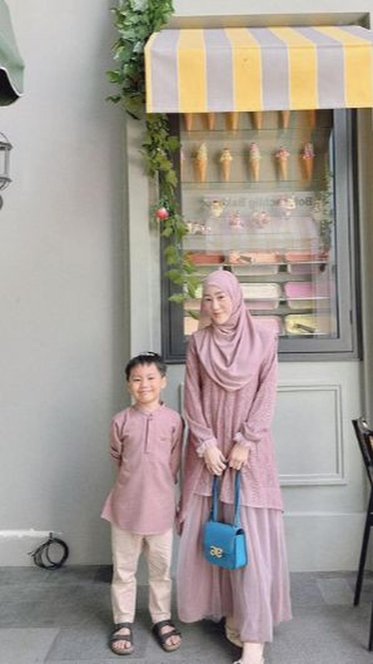 Tak terbiasa dengan gamis? Pilihan perpaduan antaran tunik dan rok A line bisa jadi opsi busana lebaran. Larissa tampil menawan dengan setelan potongan satu ini terlebih saat kompak berseragam dengan putranya.