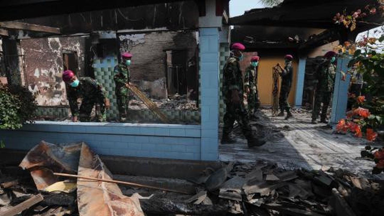 TNI bersihkan puing-puing pasca bentrokan Lampung Selatan