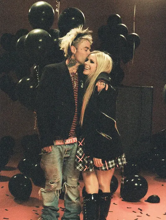 Gaya kasual pasangan rockstar memakai blazer, jeans, dan rok tartan. (Foto: Instagram @modsun)