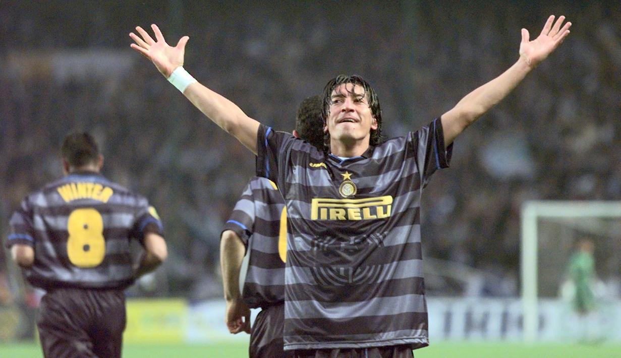 Ivan Zamorano bergabung dengan Inter di awal musim 1996-97 dan bertahan sampai tahun 2001. Zamorano hanya mempersembahkan satu gelar Piala UEFA untuk Inter. (AFP/Jacques Demarthon)