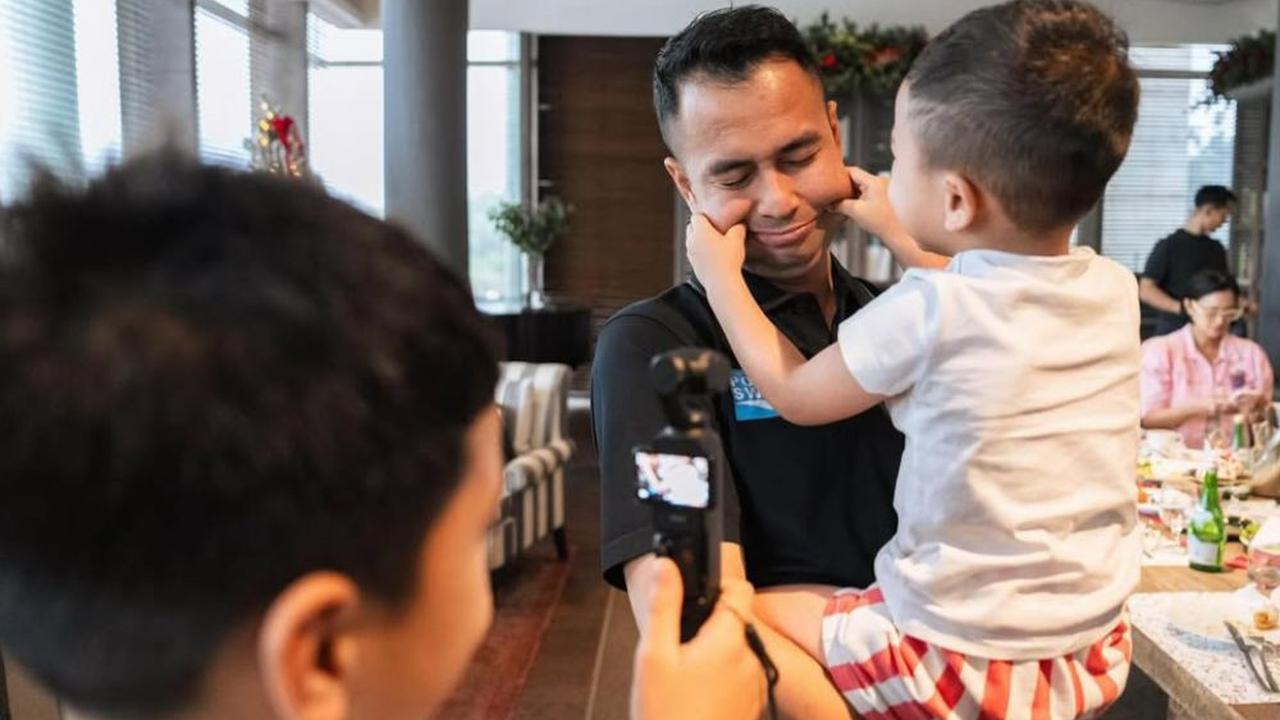 7 Potret Raffi Ahmad Dicubitin Rayyanza, Kegemasan yang Bikin Netizen Terhibur