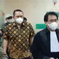 Mantan Direktur Utama Garuda Indonesia I Gusti Ngurah Askhara atau Ari Askhara bersama tim kuasa hukum.