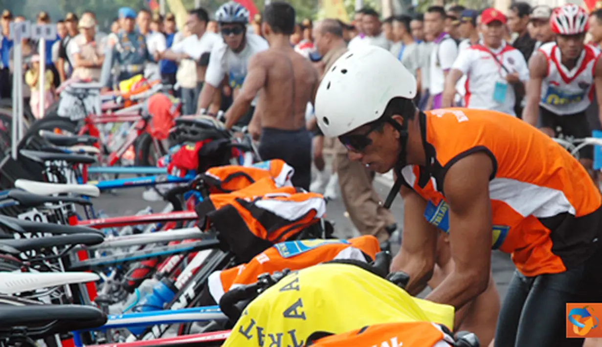 Citizen6, Surabaya: Tiga etape tersebut adalah renang 1000 meter, bersepeda 34 Km dan Lari sejauh 8 Km. Katagori beregu yang diikuti 21 tim ini. (Pengirim: Penkobangdikal)