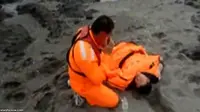 Pria Ini Bertahan 60 Jam di Laut dengan Peti Mati