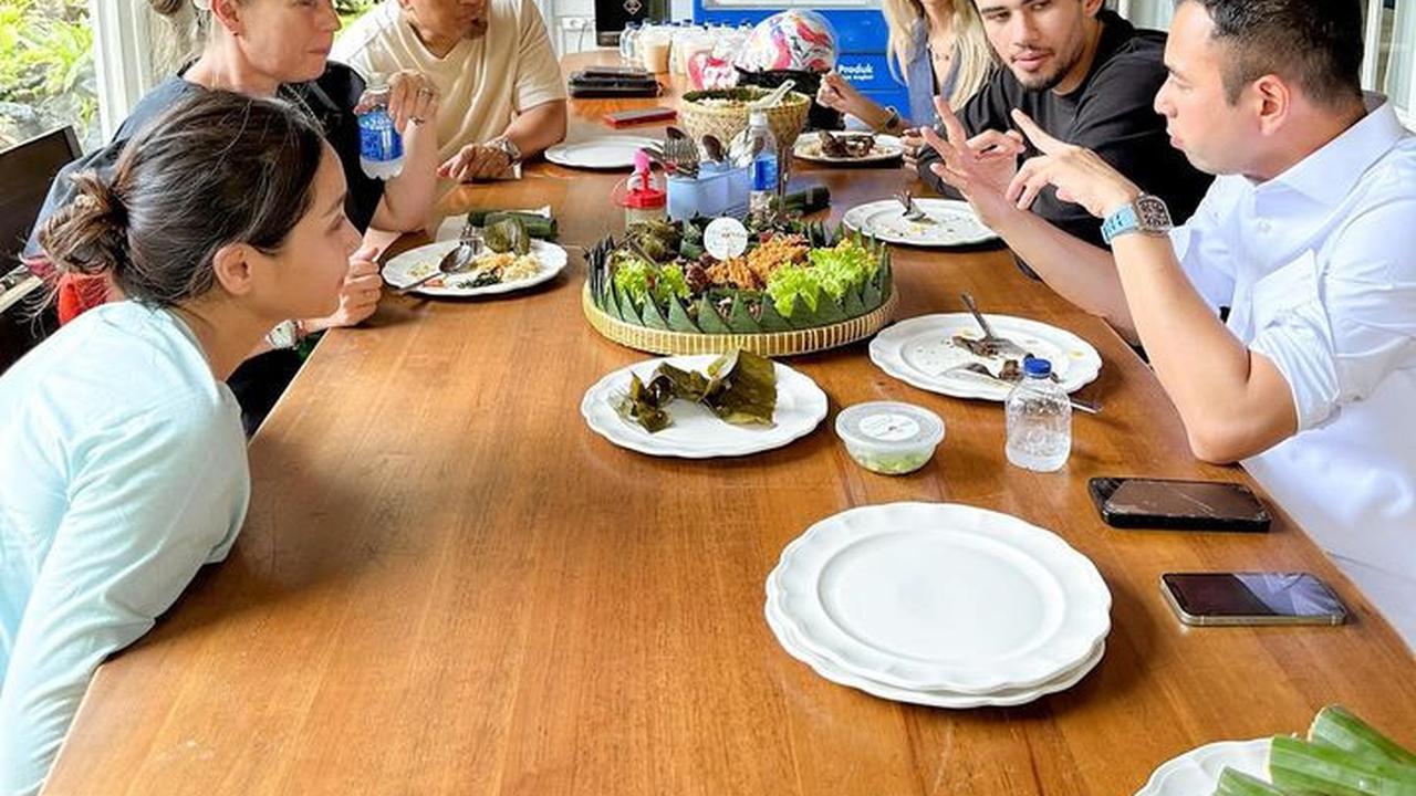 9 Potret Pemain Timnas Nathan Tjoe-A-On Datang ke Rumah Raffi Ahmad, Akrab dengan Rayyanza - Main Bola Bareng
