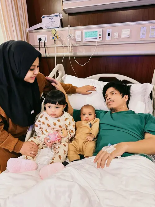 Atta Halilintar Masih Terbaring Lemah Usai Operasi, Aurel Hermansyah dan Kedua  Putrinya Langsung Sigap Mendampingi - ShowBiz Liputan6.com