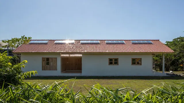 Desain Rumah Desa Memanjang yang Cocok untuk Tanah Sempit (AI)