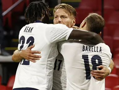 Pemain Italia merayakan gol yang dicetak Nicolo Barella ke gawang Belanda pada laga UEFA Nations League di Amsterdam Arena, Selasa (8/9/2020) dini hari WIB. Italia menang tipis 1-0 atas Belanda. (AFP/Maurice Van Steen/ANP)