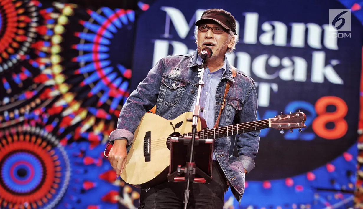 Penampilan Iwan Fals dalam malam puncak Hut SCTV ke-28 di ICE BSD, Tangerang, Jumat (24/8). Dalam penampilannya Iwan Fals membawakan lagu berjudul "Buku ini aku pinjam" dan "Mata Indah Bola Pimpong". (Liputan6.com/Faizal Fanani)