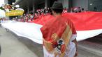 Suporter Indonesia saat mendukung Timnas pada laga AFF Suzuki Cup 2016 di Philippine Sports Stadium, (19/11/2016).  (Bola.com/Nicklas Hanoatubun)