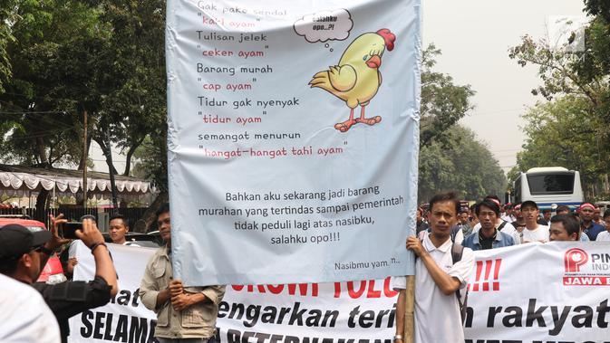 Peternak ayam membawa spanduk saat menggelar aksi di depan Kementerian Koordinator Bidang Perekonomian, Jakarta, Kamis (5/9/2019). Ratusan peternak ayam menuntut pemerintah turun tangan menyelesaikan permasalahan harga ayam hidup di tingkat peternak yang kembali anjlok. (Liputan6.com/Angga Yuniar)